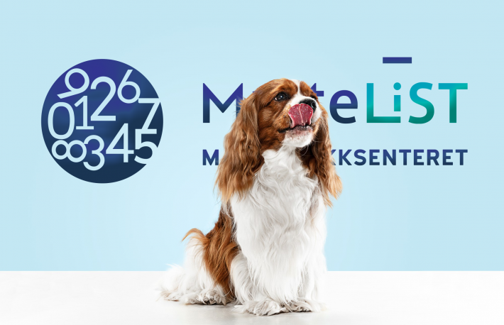 En hund som slikker seg rundt munnen. Hunden sitter foran MatteLIST-logoen.