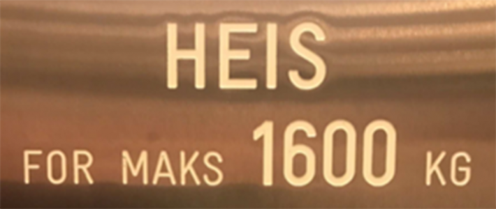 plakett fra heis med teksten Heis for maks 1600 kilogram