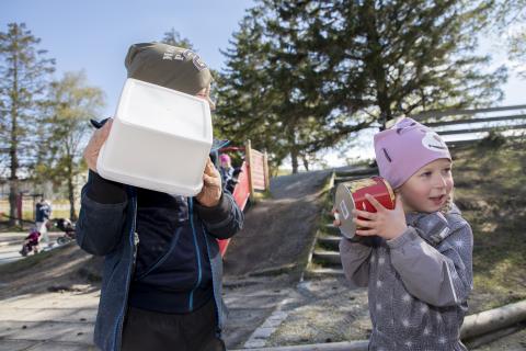 To barn rister på hver sin boks for å gjette på innhold