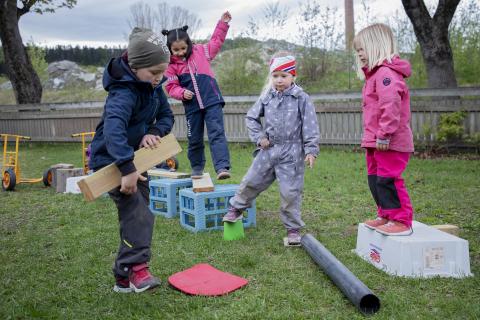 Barn lager sti med kasser og planker