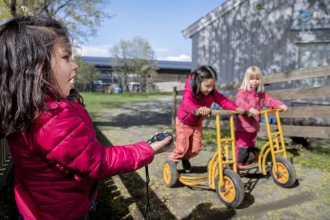 Tre barn på hver sin trehjulsykkel