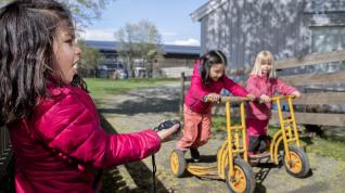 3 barn på hver sin trehjulsykkel