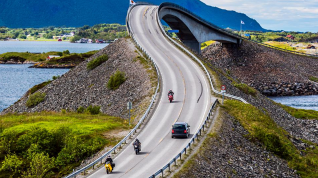 Tre motorsykler møter en bil på Atlanterhavsveien.